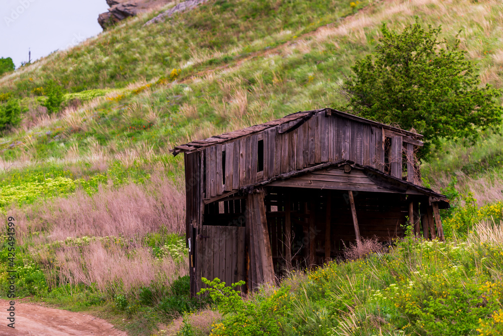 Obraz premium Abandoned and ruined wooden rustic barn