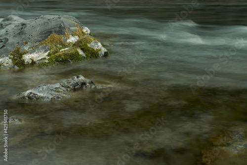 河と岩