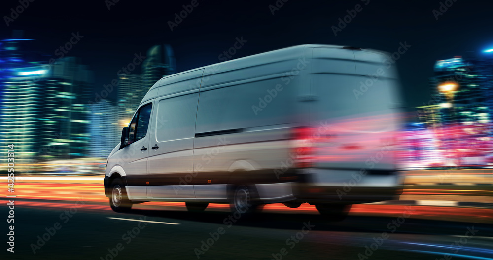 Lieferwagen Van transportiert bei Nacht in einer Stadt
