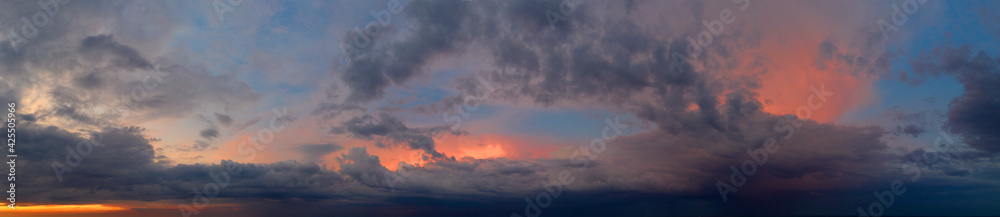 Obraz premium Beautiful cloud in the sunrise sky background. Sky banners background. Natural background of the colorful panorama sky.