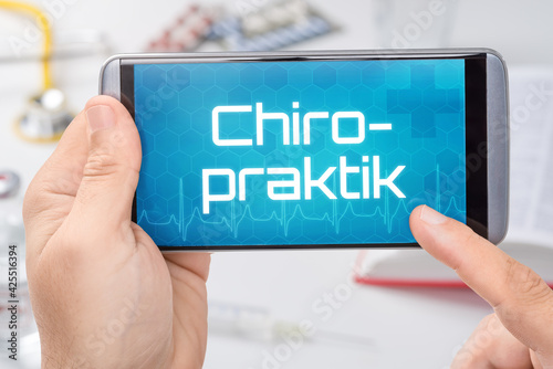 Smartphone mit dem Text Chiropraktik auf dem Display