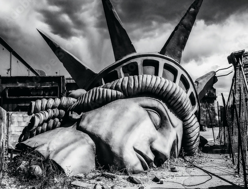 Fototapet The iconic image of the statue of liberty destroyed - The end of the world - Apo