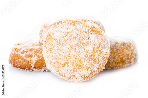 Pastas o bollos de manteca y almendras de panadería artesanal aislados sobre fondo blanco.
 photo