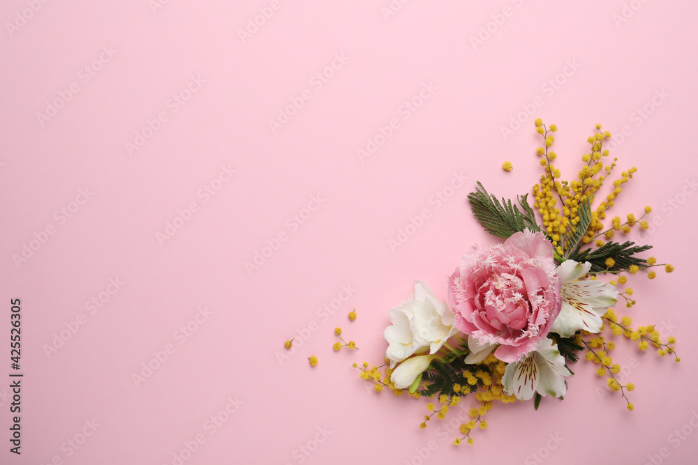 Fototapeta premium Beautiful floral composition with mimosa flowers on pink background, flat lay. Space for text