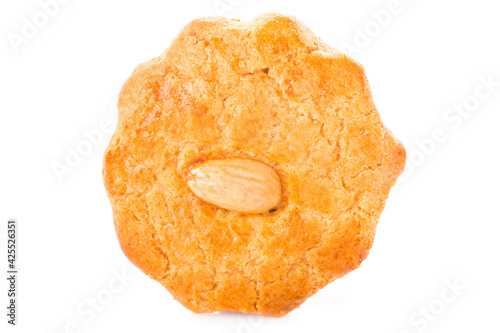 Pastas o bollos de manteca y almendras de panadería artesanal aislados sobre fondo blanco.
 photo