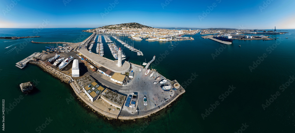Photo aérienne panoramique du port de Sète dans le sud de la France