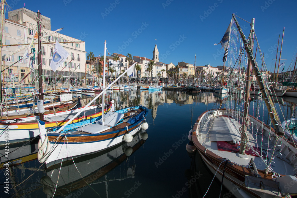 Bandol est une commune française dans le département du Var en région Provence-Alpes-Côte d'Azur. Vue sur le port avec ses bateaux anciens, les fameux 