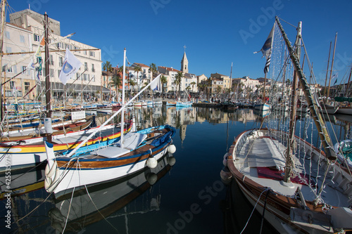 Bandol est une commune française dans le département du Var en région Provence-Alpes-Côte d'Azur. Vue sur le port avec ses bateaux anciens, les fameux "pointus" de Méditerranée