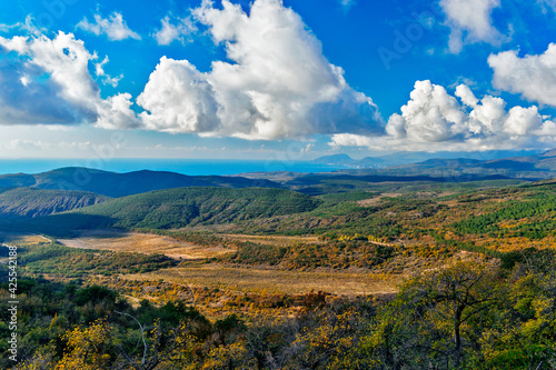 Fotografie mountains and forests of crimea in an autumn day
