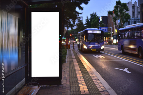 서울시내 버스정류장 광고판 목업배경