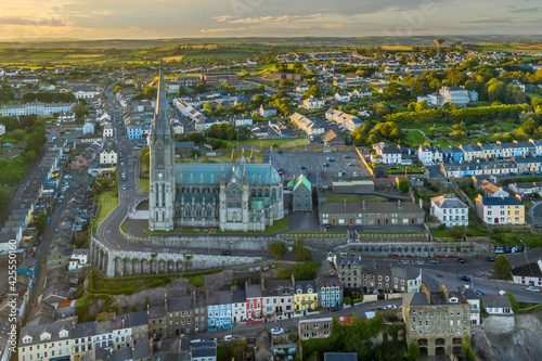 Obraz na płótnie St Colman's Cathedral Cobh Cork Ireland aerial amazing scenery view Irish landmark traditional town w salonie