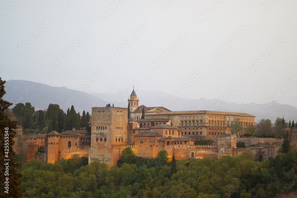 Panorámica de la Alhambra mostrando los palacios ár'abes y el palacio de Carlos V