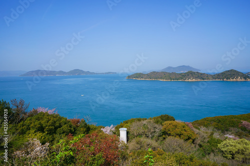 春の瀬戸内海と島々(香川県庵治町からの眺め) © KOZO