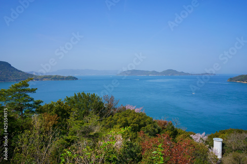 春の瀬戸内海　屋島　女木島(香川県庵治町からの眺め) © KOZO