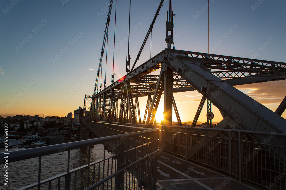 Obraz premium bridge at sunset Florianopolis, Ponte Hercílio Luz, Florianópolis, Santa Catarina, Brazil