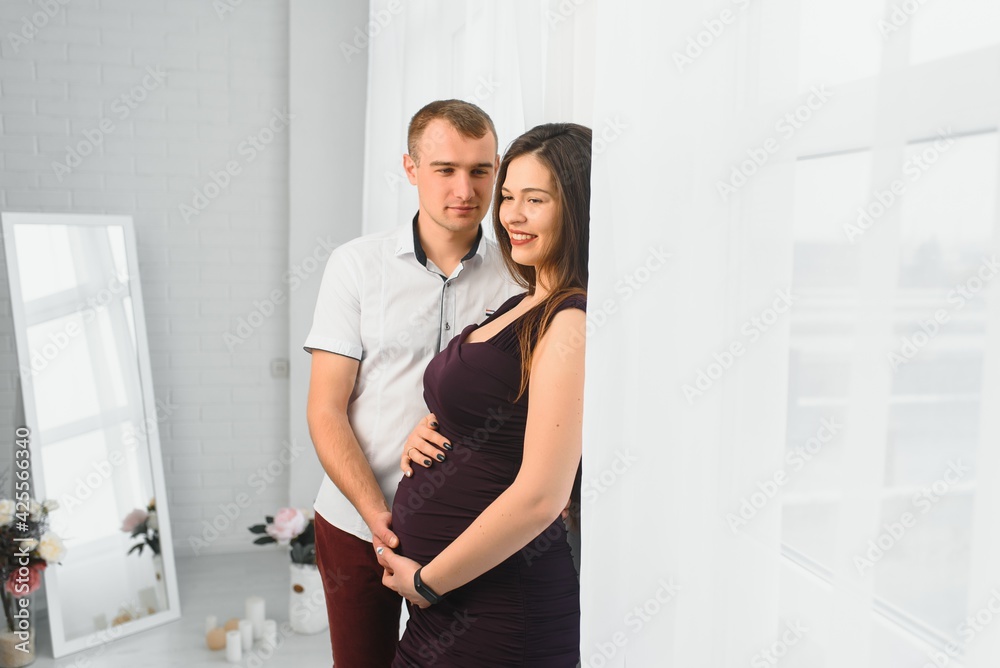 Young attractive couple: pregnant mother and happy father Young attractive couple: pregnant mother and happy father