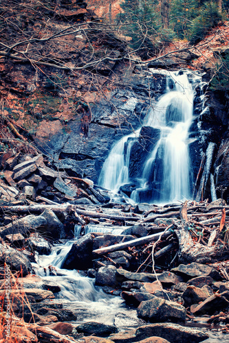 Fototapeta Naklejka Na Ścianę i Meble -  Wodospady jesienne w górach, krajobraz