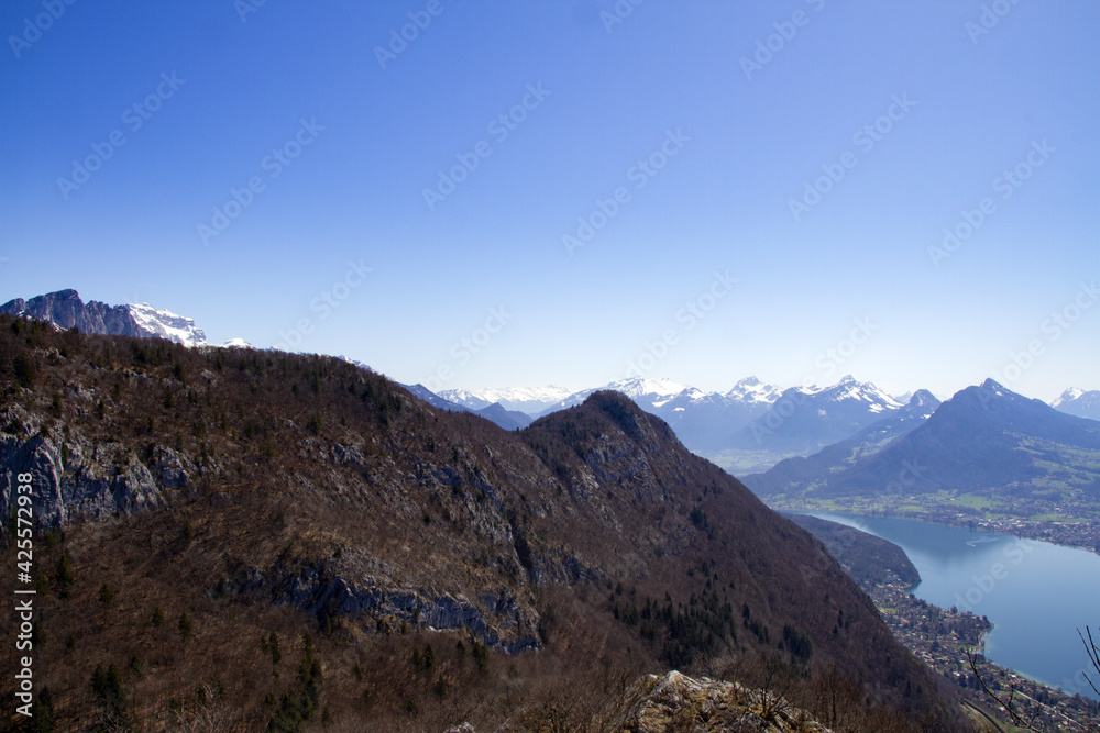 Le Mont-Baret depuis le Mont-Veyrier, en arrière plan, de gauche à droite, les Dents de Lanfon, La tournette, le Massif des Bauges et le Lac d'Annecy.