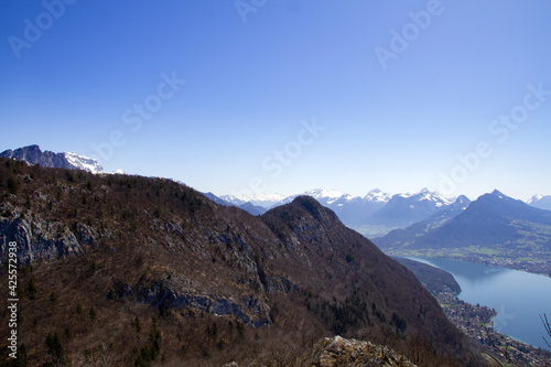 Le Mont-Baret depuis le Mont-Veyrier, en arrière plan, de gauche à droite, les Dents de Lanfon, La tournette, le Massif des Bauges et le Lac d'Annecy.