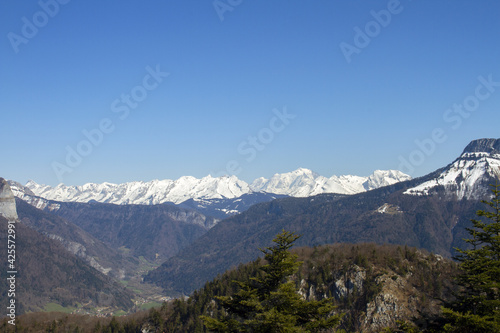 La chaîne des Aravis et le Massif du Mont-Blanc, depuis le Mont-Veyrier, Haute-Savoie, France