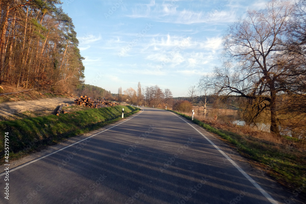 Fototapeta premium Straße von Reichmannsdorf nach Mühlhausen