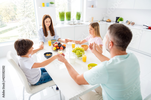 Photo portrait of friendly family praying before meal blessing breakfast on thanks giving day