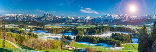 Fototapeta Naklejka Na Ścianę i Meble -  Panorama Landschaft im Allgäu im Frühling