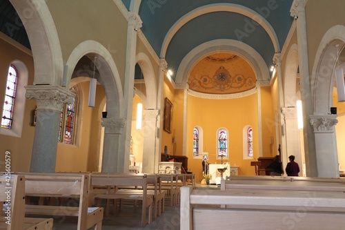 Intérieur de l'église catholique Sainte Marie Madeleine, ville de Mions, département du Rhône, France