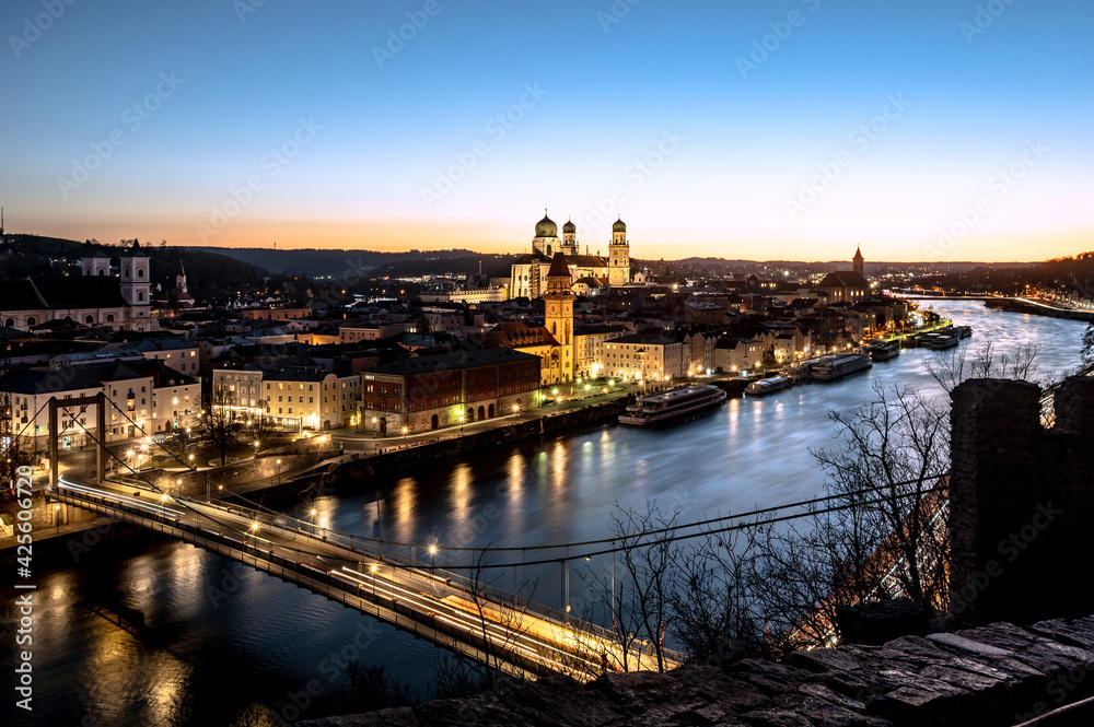 Passau, nächtlich beleuchtete Altstadt