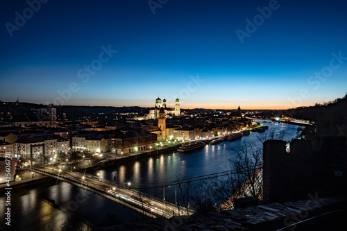 Passau, nächtlich beleuchtete Altstadt