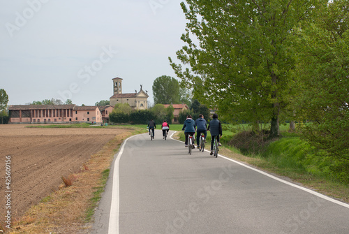 persone in bicicletta nella strada di campagna