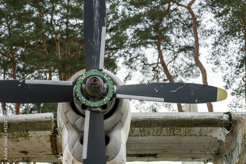 Propeller an einem Propellermotor mit Bäumen im Hintergrund, kaputt und abgewrackt. photo