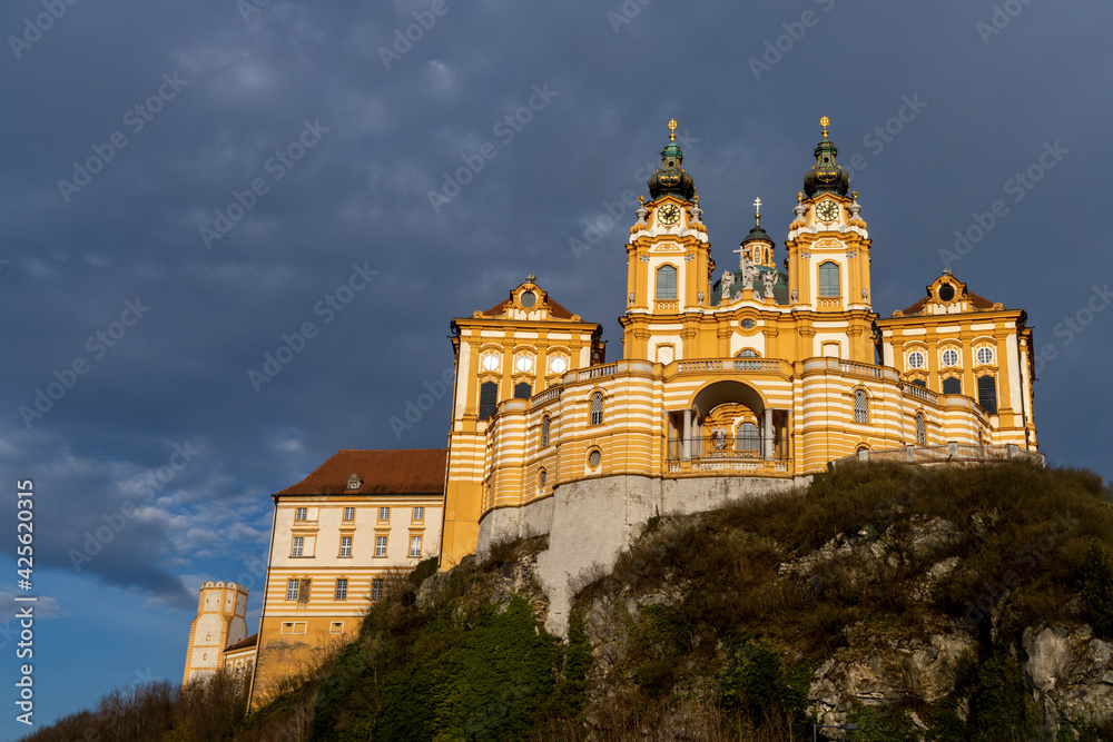 Stift Melk bei Abendlicht an der Donau, Österreich