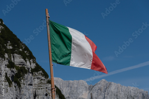 Bandiera al vento in montagna