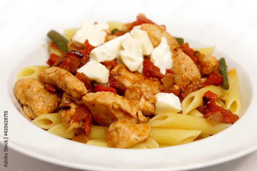 Pasta with chicken, tomatoes, mozzarella and green beans Pasta with chicken, tomatoes, mozzarella and green beans