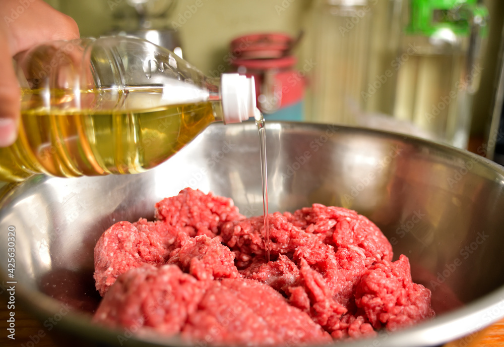 carne molida de vacuno, preparación de hamburguesa casera. carne molida de vacuno, preparación de hamburguesa casera.