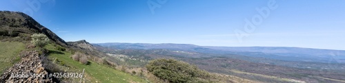 vue panoramique sur une plaine dégagée avec un ciel bleu