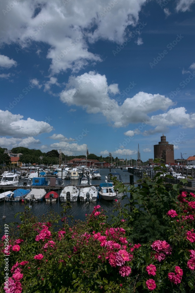 Blick auf Haby und den Eckernförder Hafen mit Rundsilo.