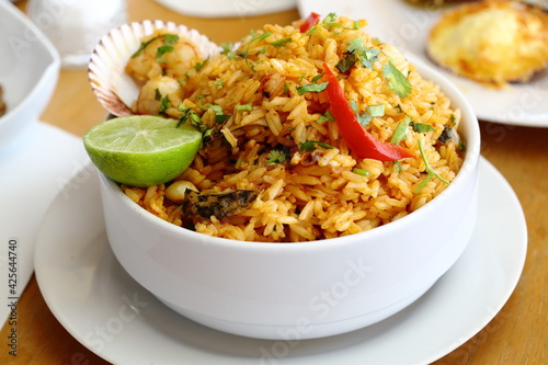 El arroz con mariscos o a la marinera es un plato típico latinoamericano popular en países como Perú.