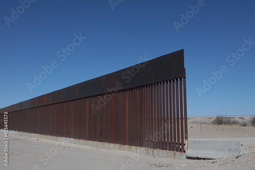 wall that divides the border between mexico and the united states