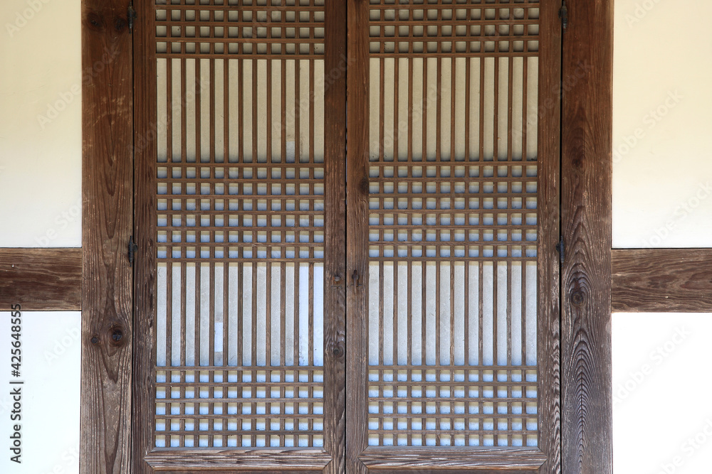 한국의 전통 한옥문 Stock-Foto | Adobe Stock