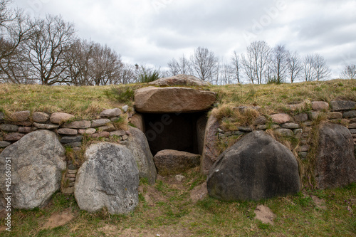 Archäologische Freilichtanlage mit Hünenbett im Arnkielpark  in Munkwolstrup bei Ooversee auf Angeln.