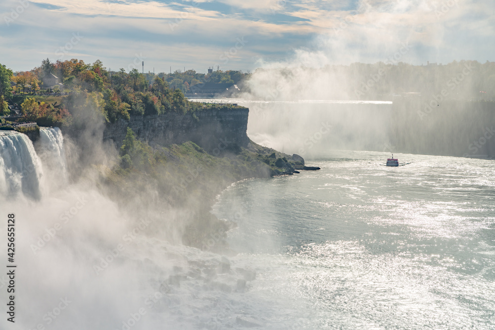Obraz premium Tour boat silhouette between Horseshoe Falls and American Falls on Niagara river