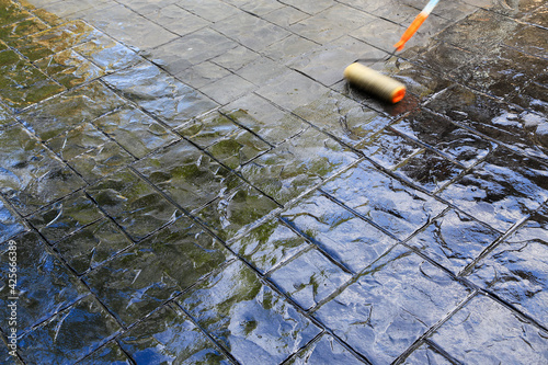 The concrete floor is stamped with slurry to make it shine.