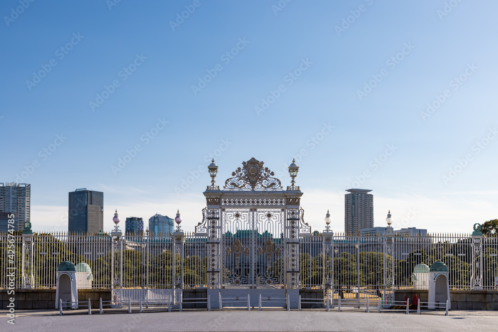 (東京都ｰ都市風景)青空と迎賓館門の風景