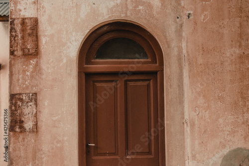 old wooden door in a wall © Mo.visions