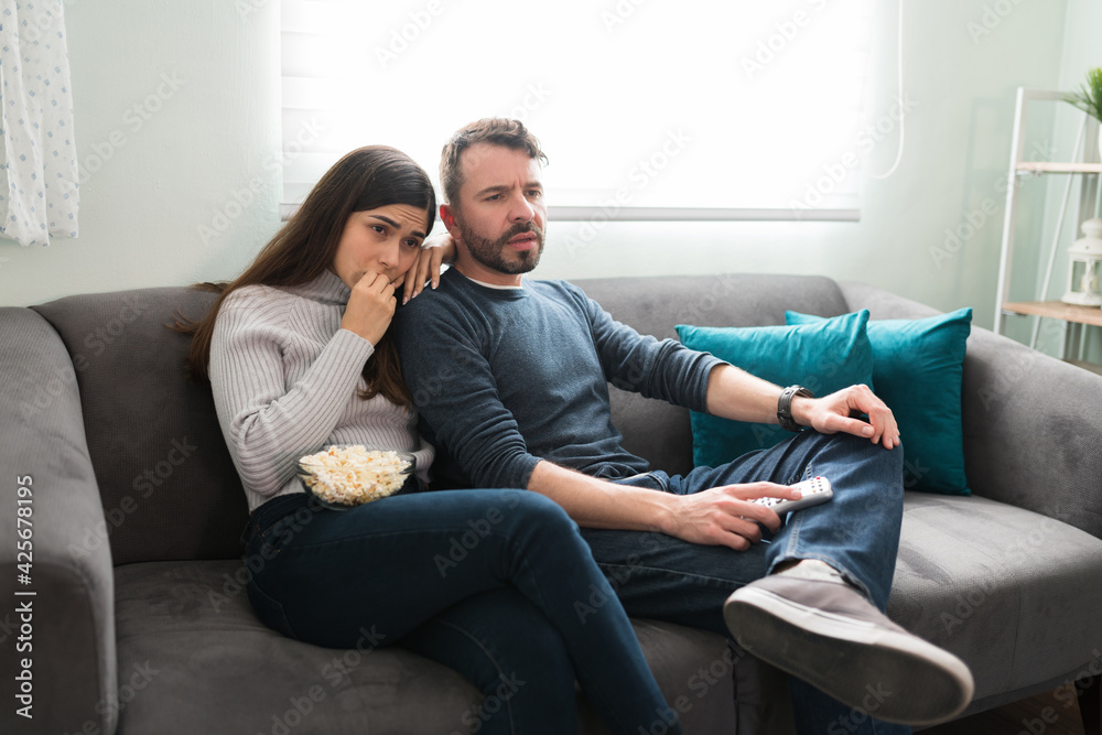 Obraz premium Husband and wife watching a romantic movie