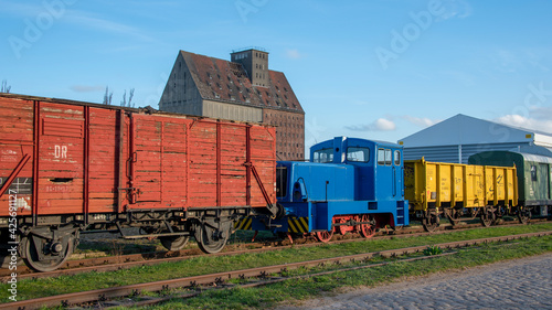 Deutschland, Sachsen-Anhalt, Magdeburg, blaue Diesellok, Eisenbahnwaggons aus Holz.
