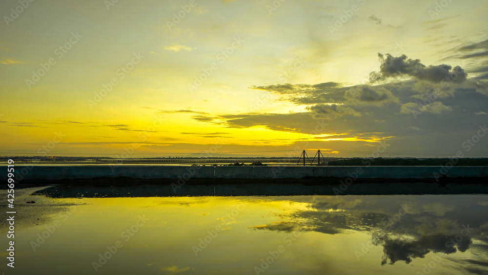 Obraz premium sunset on the river
