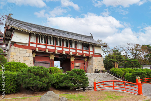 京都・伏見桃山城の赤い城門 © 木村　亨